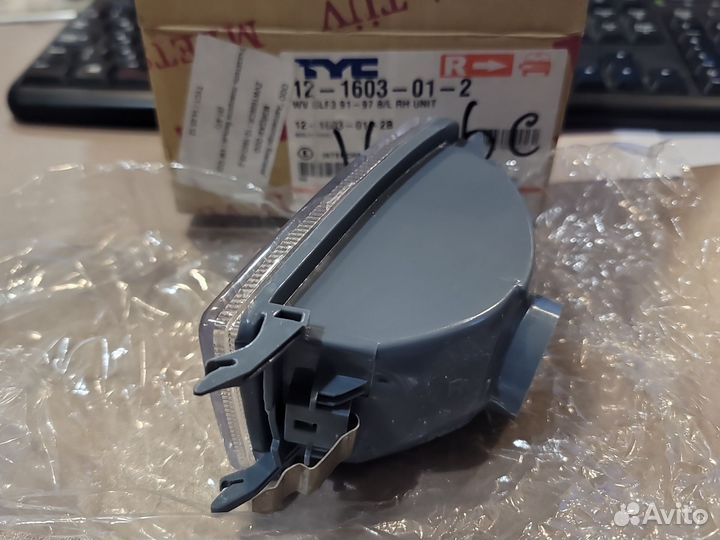 Указатель поворота правый белый VW Golf III Vento