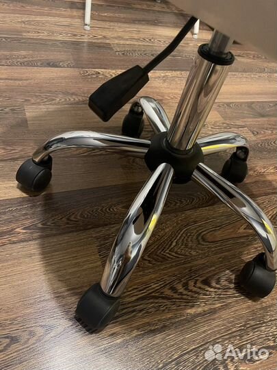 Стул ракушка белый на колесиках