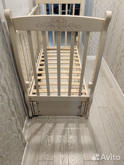 Детская кроватка с маятником и ящиком