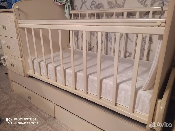 Детская кроватка с маятником