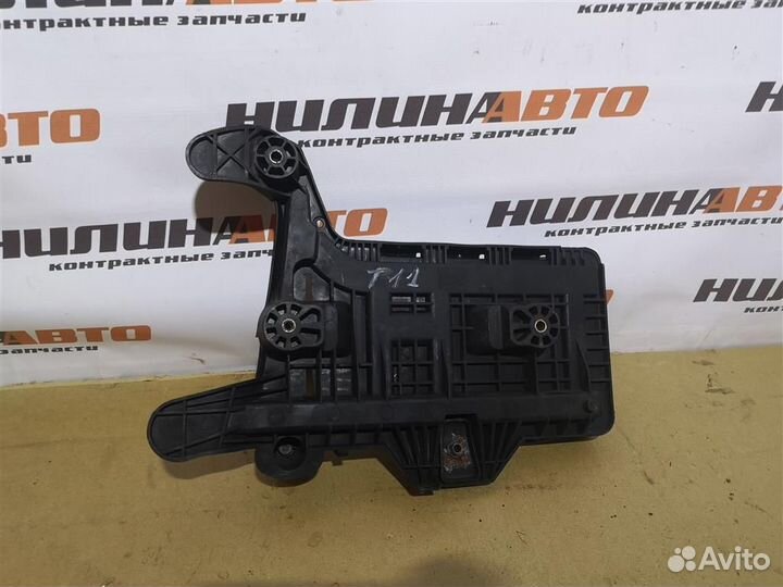 Площадка аккумулятора VW Пассат Б6 Б7 сс Гольф 6 5