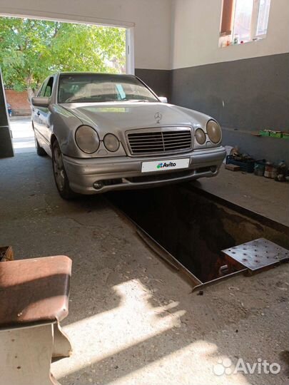 Mercedes-Benz E-класс 2.4 AT, 1997, битый, 520 000 км