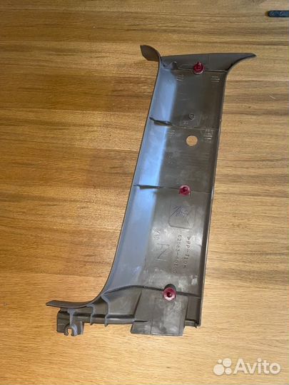 Обшивка стойки кузова задняя правая Toyota Land
