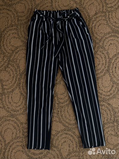 Две пары брюк и одна юбка миди