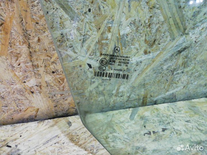Стекло двери передней правой Mercedes-Benz