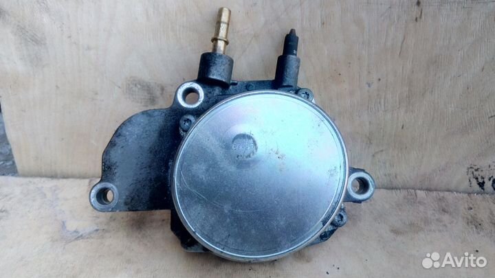 Насос вакуумный Z17DTR на Опель Астра Н Зафира Б