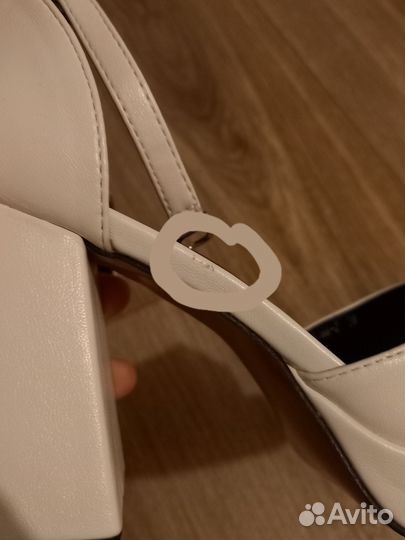 Босоножки женские на каблуке белые