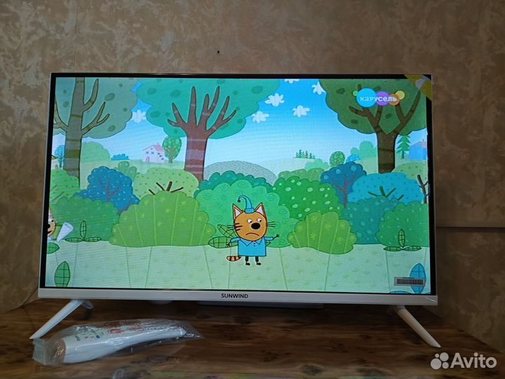 Телевизор SunWind белый 32