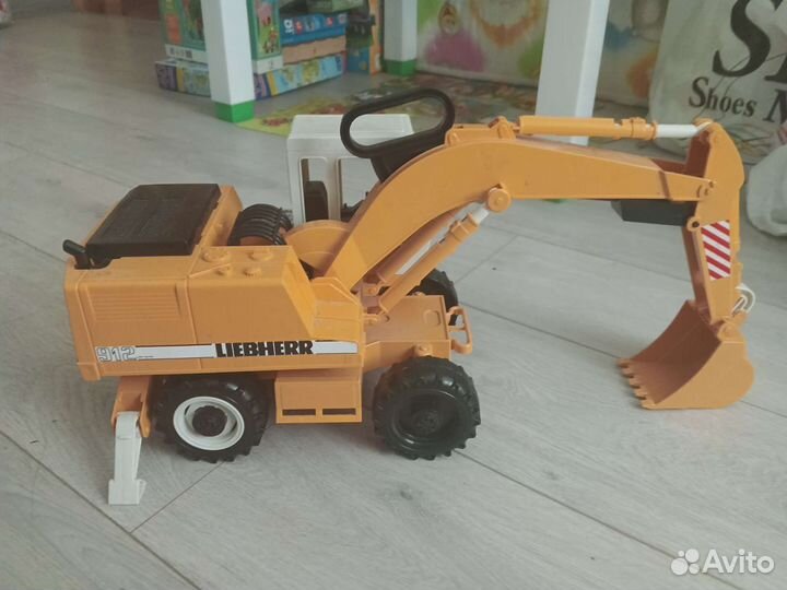Экскаватор Bruder колёсный Liebherr 39 см