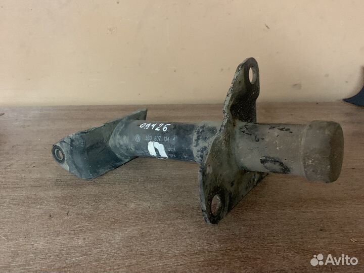 Кронштейн бампера Passat B5