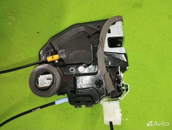 Замок боковой двери задний правый Toyota C-Hr