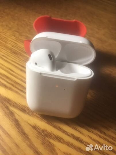 Наушники apple Airpods 2. С красным чехлом