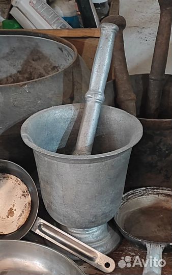 Ступка алюминиевая на пьедестале пестик