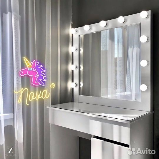 Туалетный столик визажиста с гримёрным зеркалом