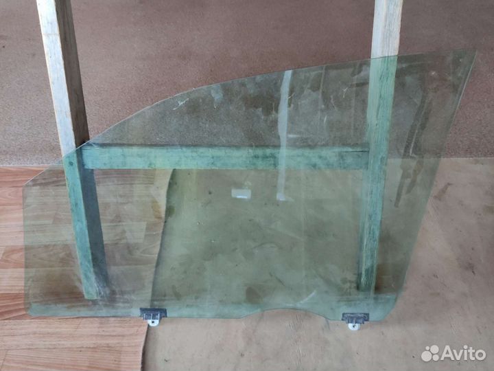 Стекло двери переднее правое Toyota Voxy AZR 60