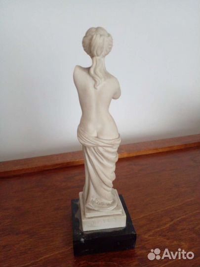 Статуэтка Венера и греческая вазочка