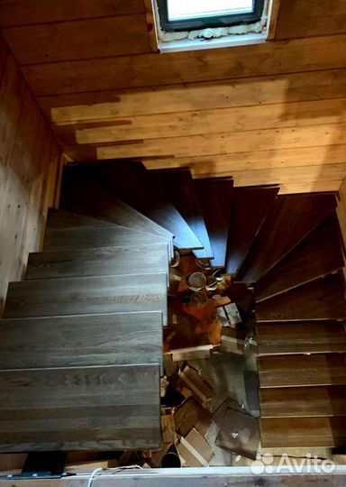 Лестница на металлокаркасе закрытого типа