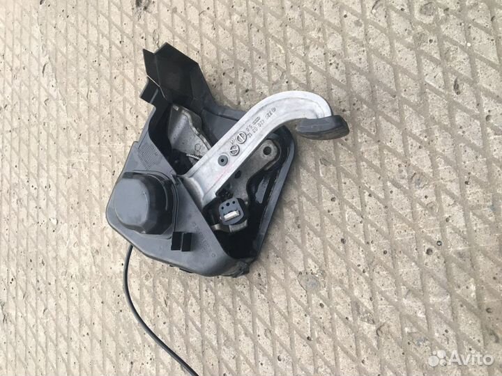 Педаль стояночного тормоза Mercedes W203 C200 111M