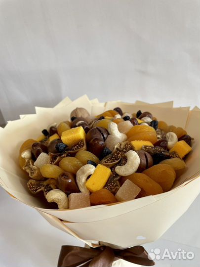 Букет из сухофруктов на 1 сентября