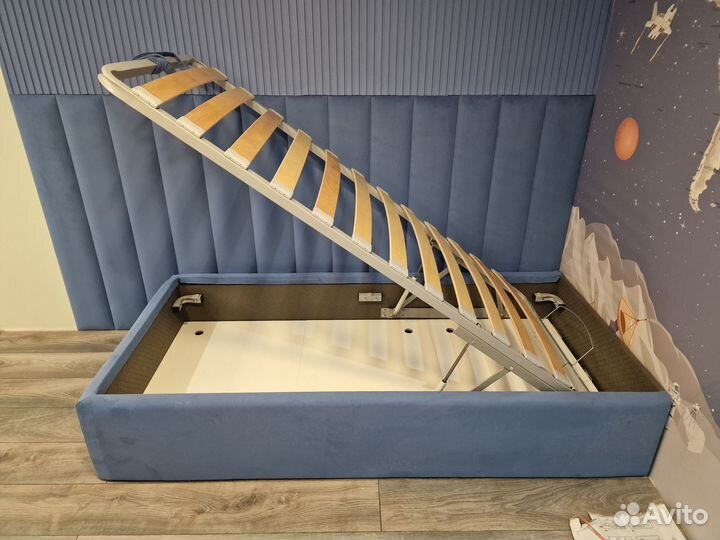 Детская кровать в комплекте с мягкими панелями