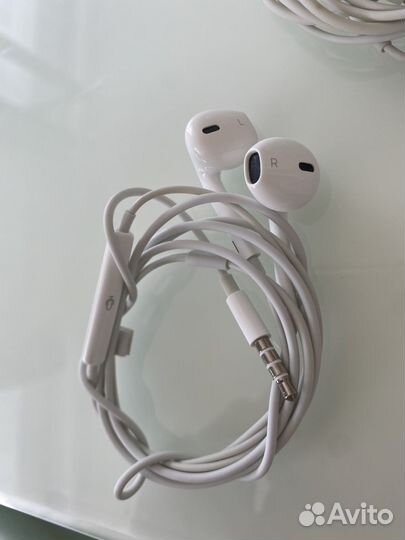 Наушники Apple iPhone, зарядный блок Apple Airpods