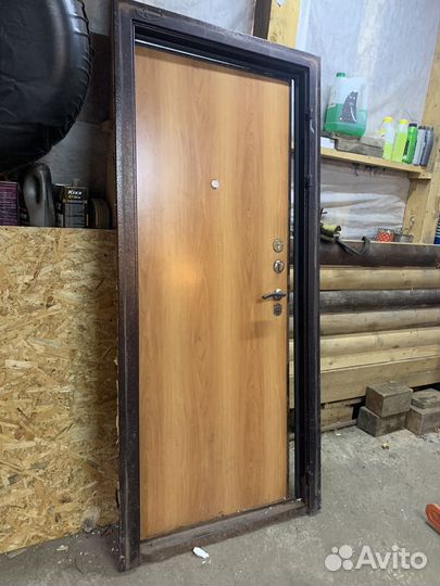 Дверь входная уличная