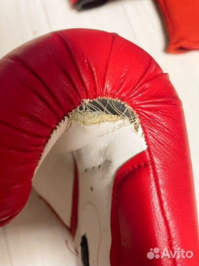 Комплект из боксерских перчаток, футов и шлема
