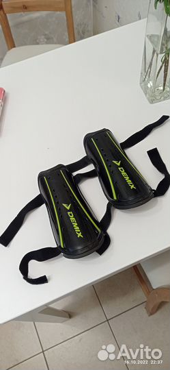 Щитки футбольные Demix