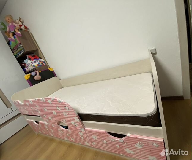 Детская кровать с бортиком и матрасом