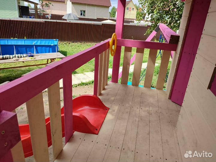 Детский деревянный домик на сваях