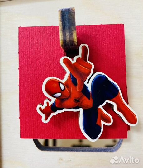 Значок деревянный светящийся в темноте