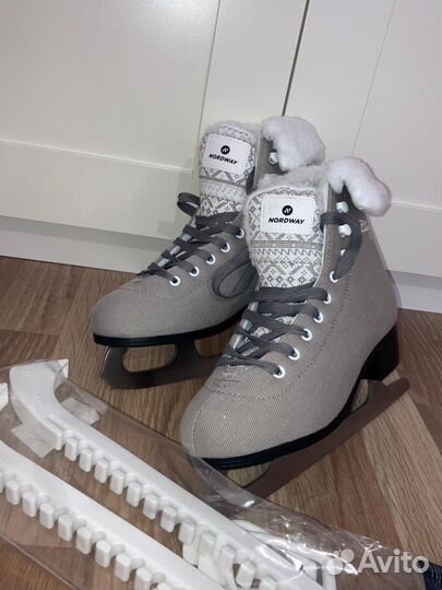 Коньки ледовые женские lily