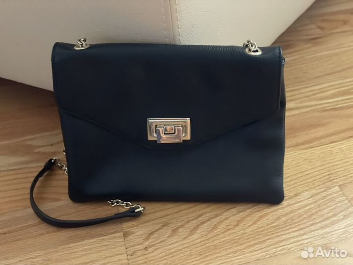 Сумка клатч на цепочке coccinelle