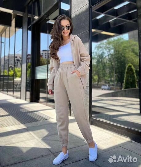 Женский спортивный костюм