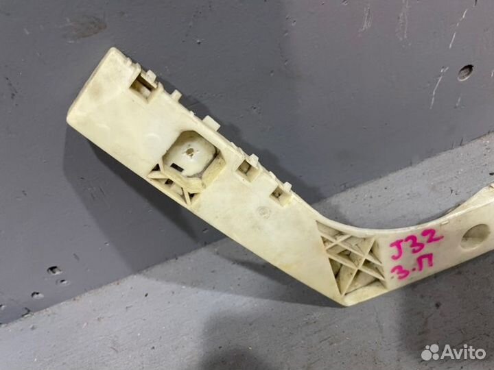 Крепление бампера заднее правое Nissan Teana J32