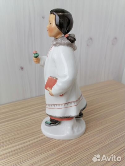 Статуэтка Якутка с цветком и книгой