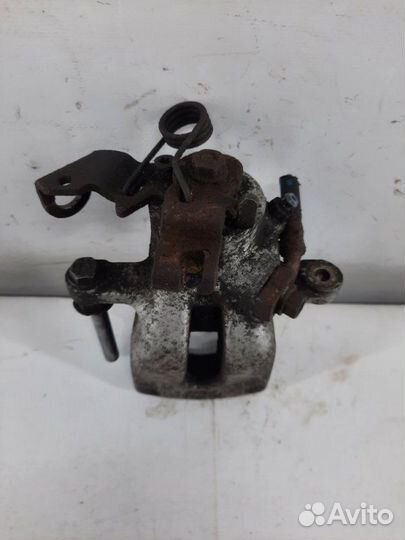 Суппорт тормозной задний правый Opel Zafira B