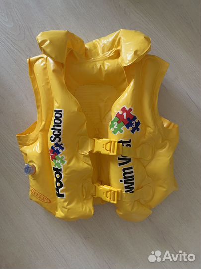 Надувной дельфин и жилет