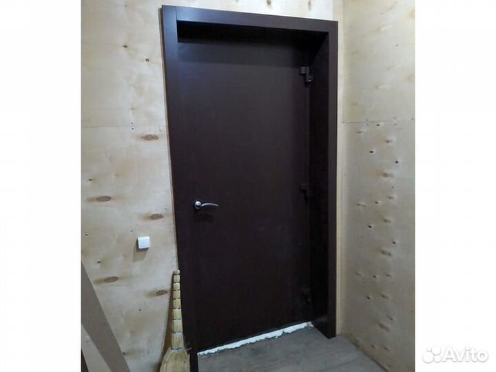 Утепленная деревянная дверь в коттедж