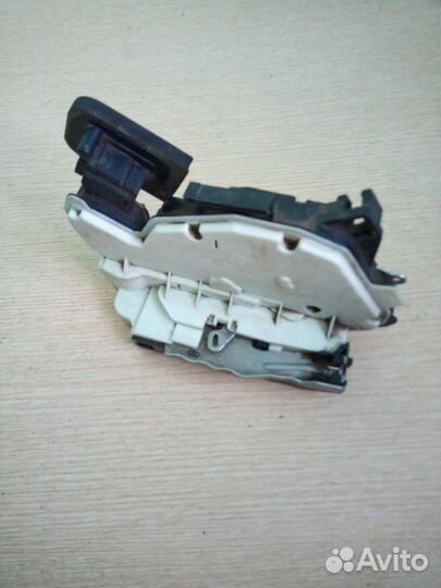 Замок двери задний правый Volkswagen Polo sedan