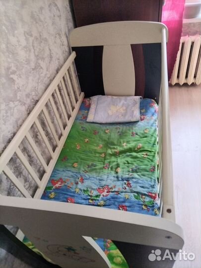Детская кроватка с маятником и ящиком