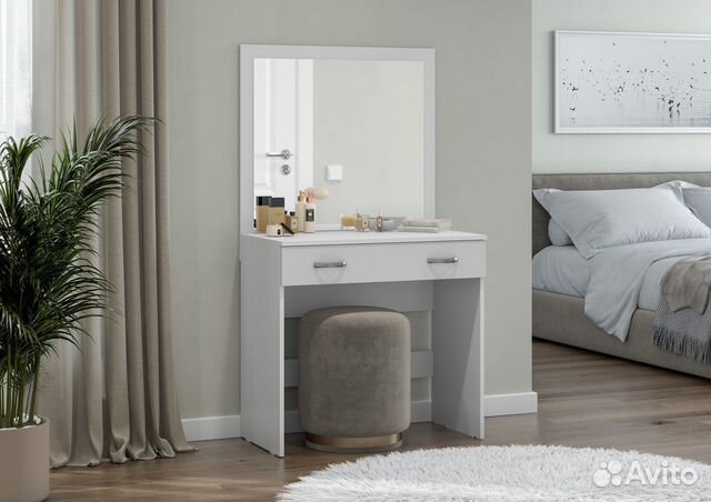 Туалетный столик с зеркалом
