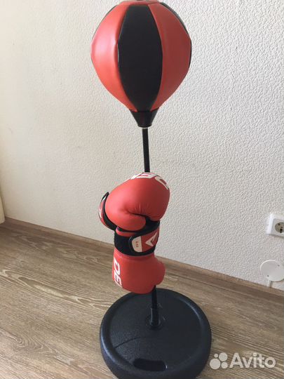 Боксерская груша и боксерские перчатки