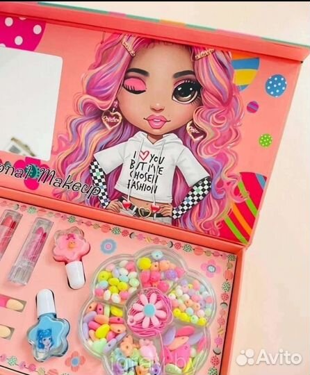 Набор косметики и бусин для браслетов