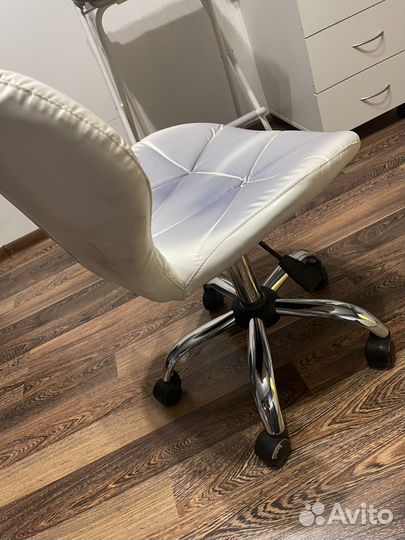 Стул ракушка белый на колесиках