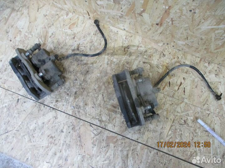 Суппорт передний правый Ниссан NP300