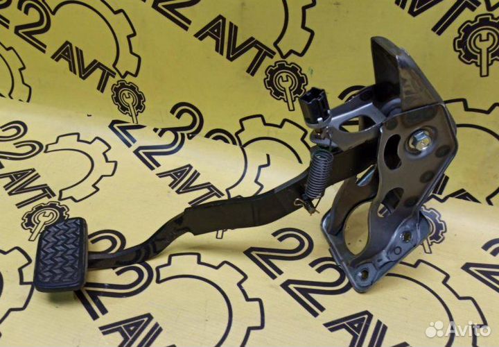 Педаль тормоза Toyota Ist NCP61 1NZ-FE 09.2002
