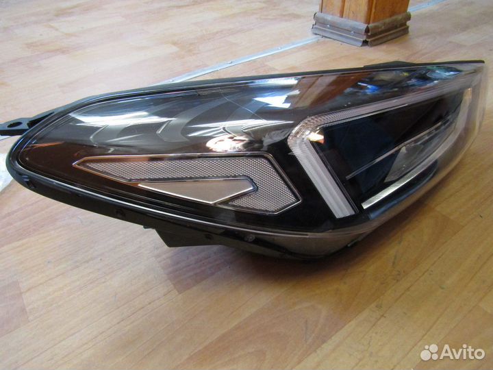 Фара правая Hyundai Tucson
