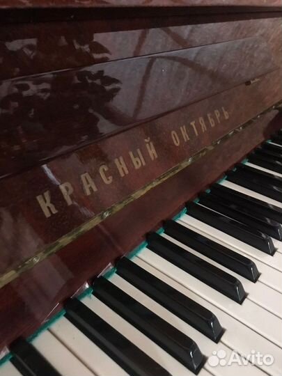 Пианино Красный Октябрь + банкетка