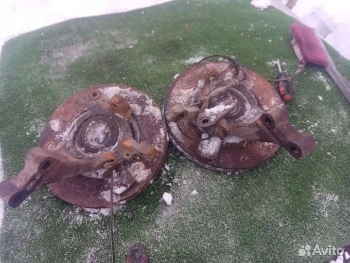 Передний поворотный кулак Renault Laguna 1